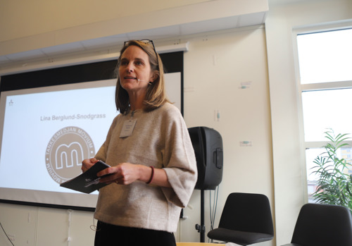 Lina Berglund-Snodgrass presenterar på scen. Foto.