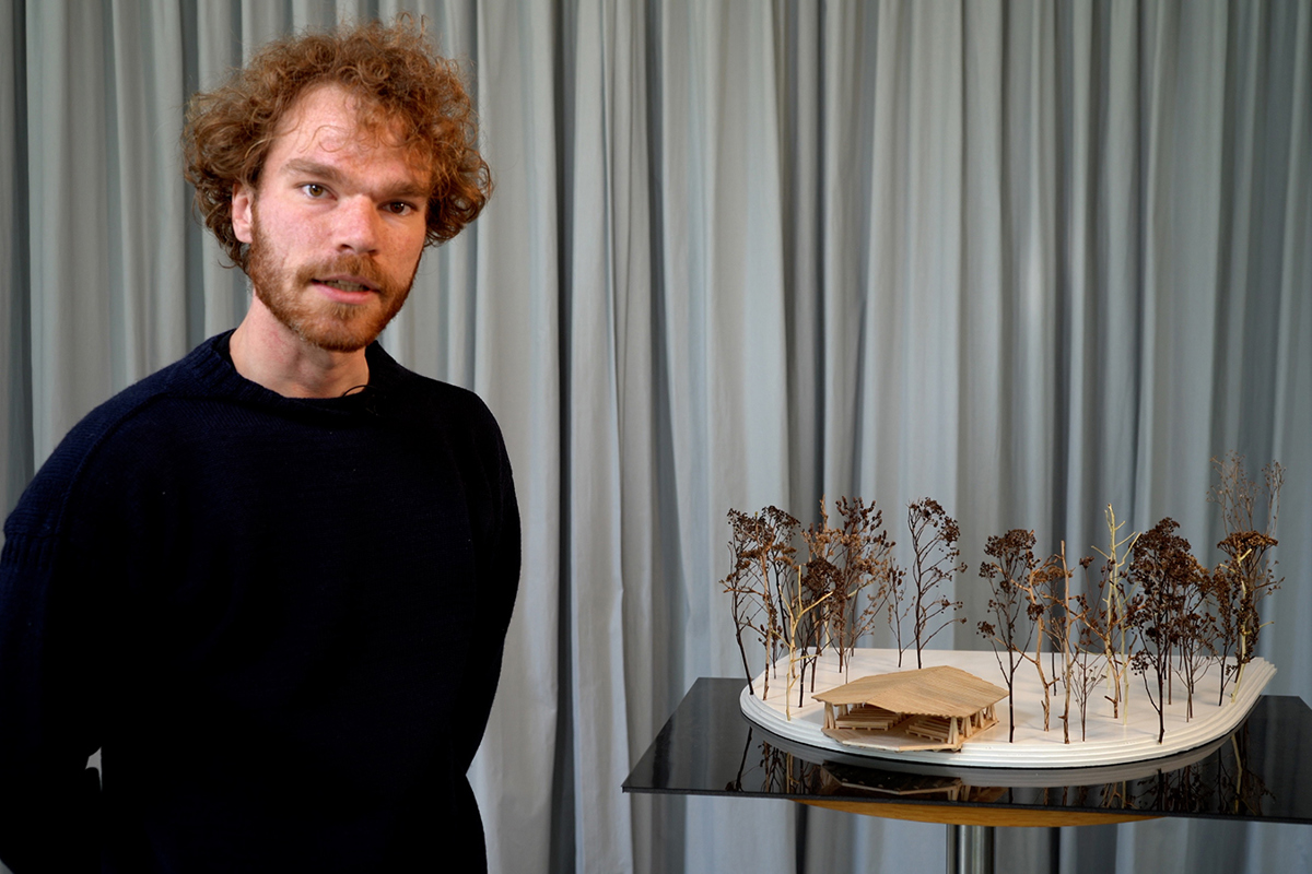 Henrik Wangsten med modell av förslaget. Foto.