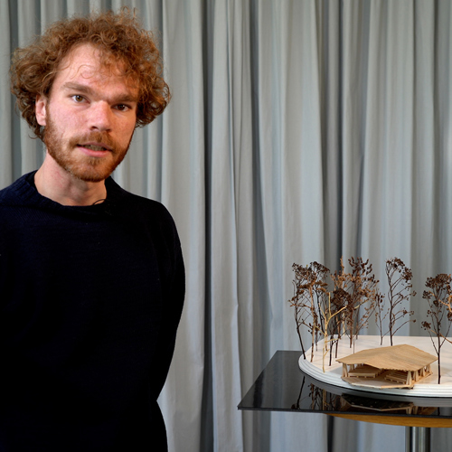 Henrik Wangsten med modell av förslaget. Foto.