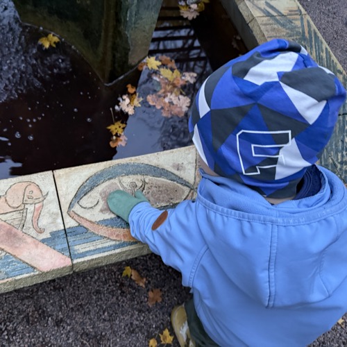 Barn vid damm. Foto.