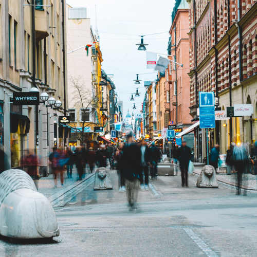 Folkrika gata i Stockholm. Foto. 