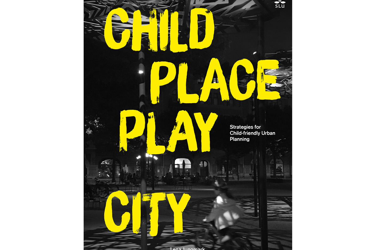 Bokens omslag, mörk stadsbild med bokens titel. Foto.