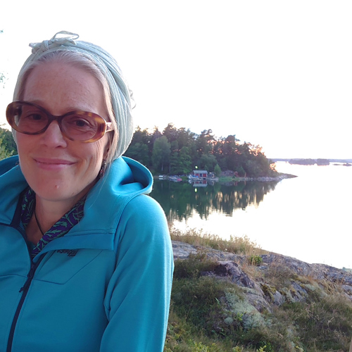 Anna Bengtsson vid sjökant. Foto.