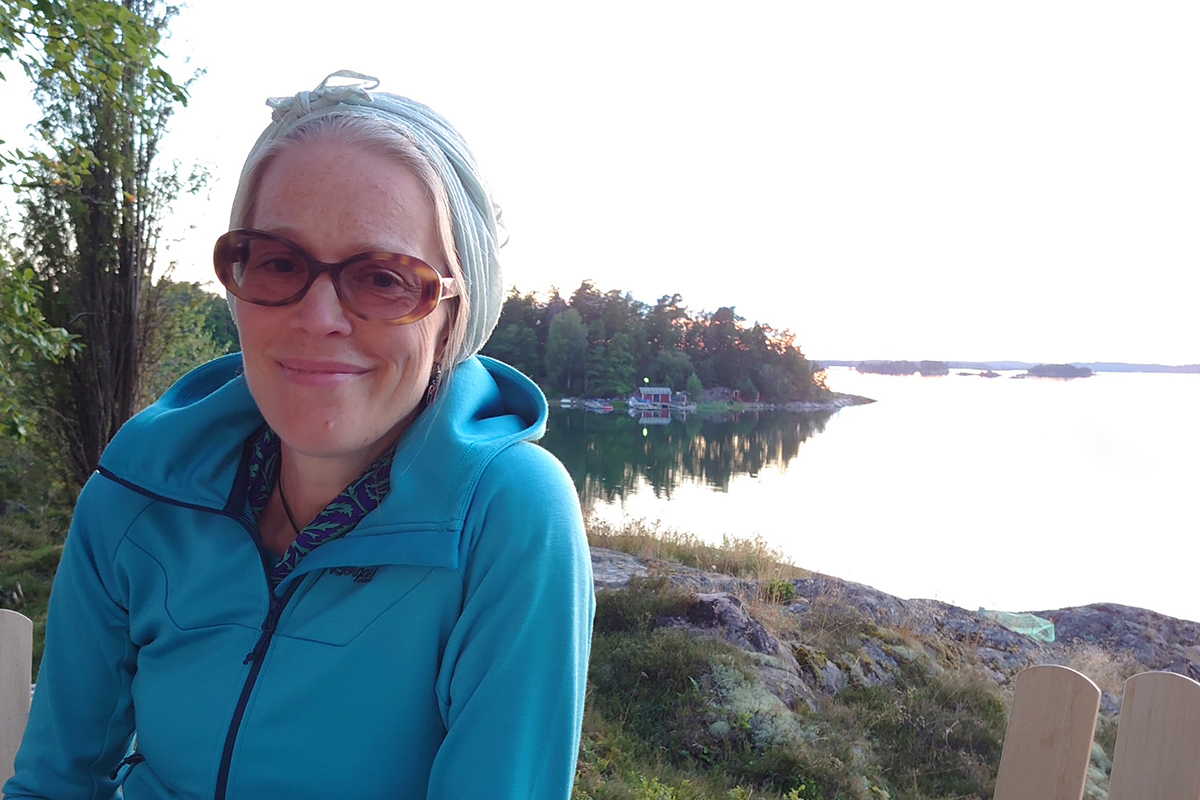 Anna Bengtsson vid sjökant. Foto.