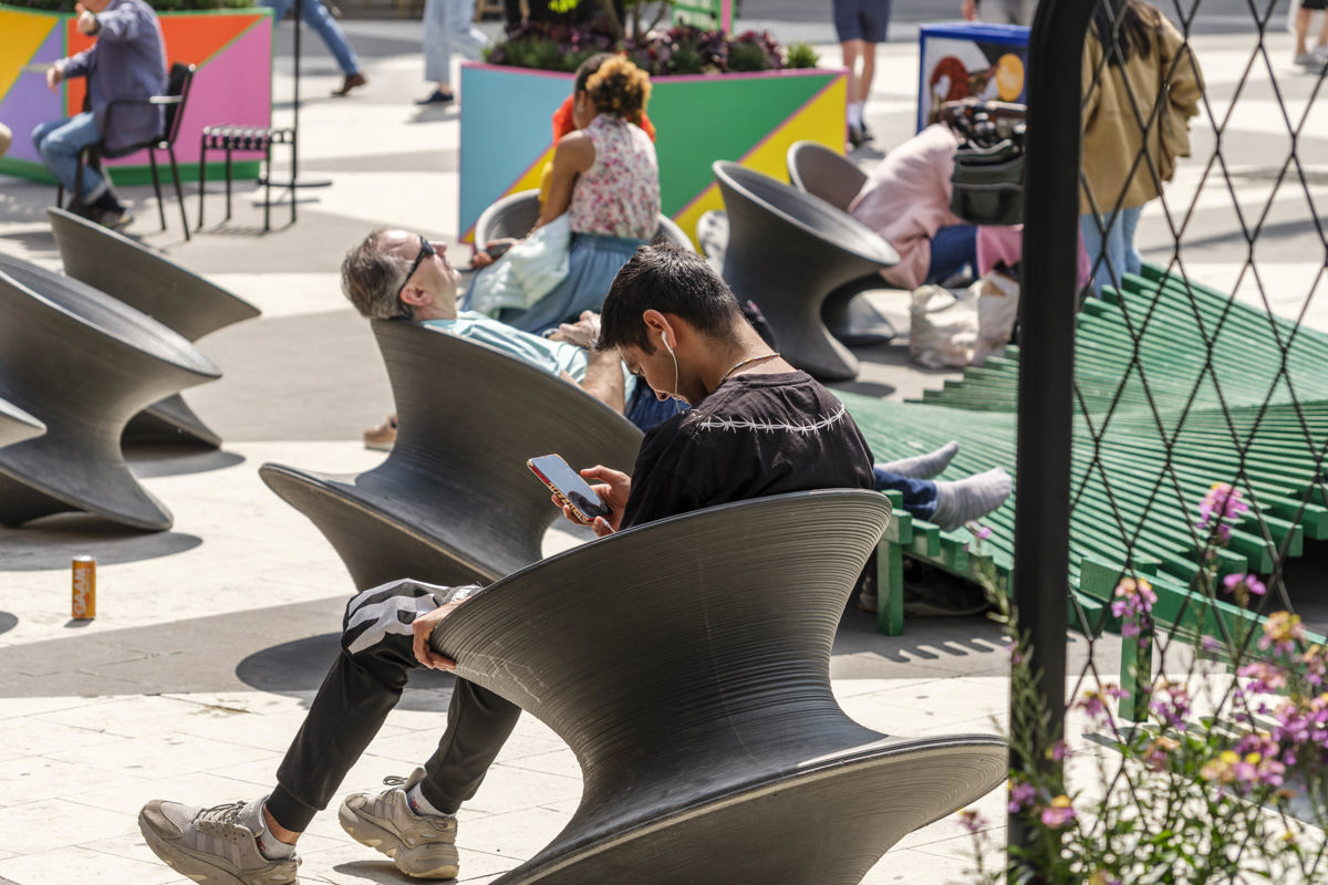 Människor i olika sittmöbler på Sergels torg. Foto.