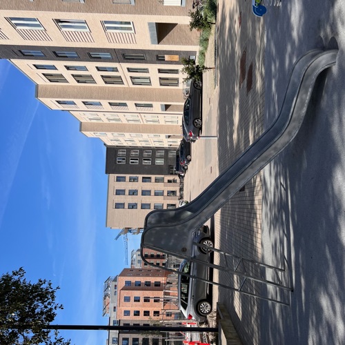 Rutschkana i trädskugga. Foto.