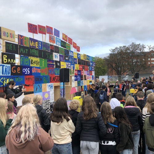 Barn och vuxna inviger utställning.Foto.