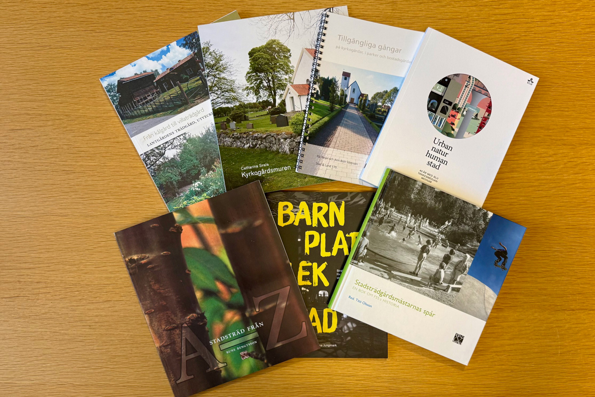 Böcker upplagda på bord. Foto.