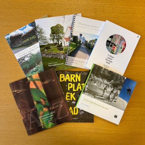 Böcker upplagda på bord. Foto.