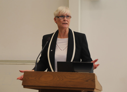 Christina Lunner-Kolstrup vid talarstolen. Foto.