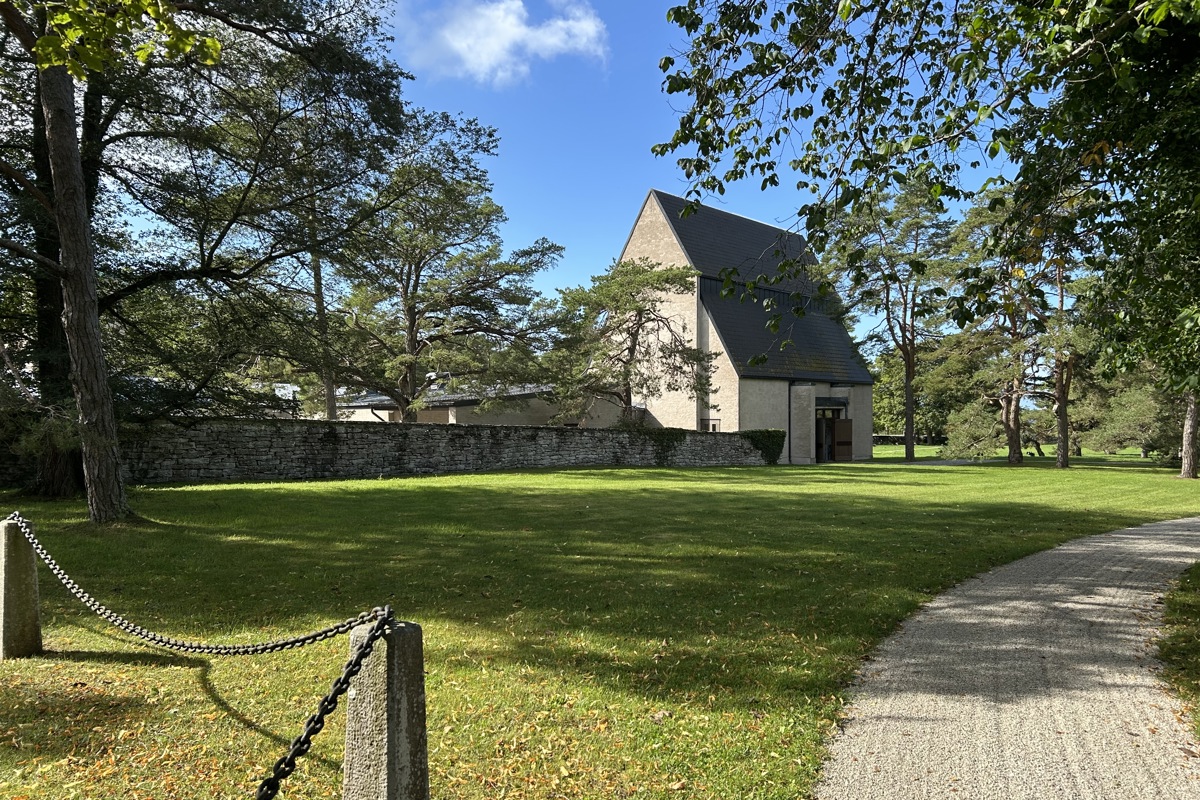 Kapell på kyrkogård. Foto.