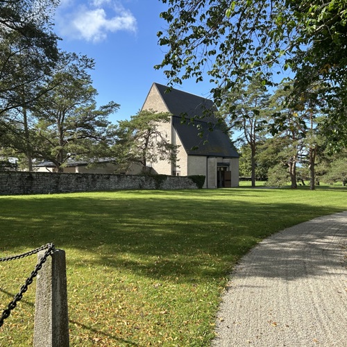 Kapell på kyrkogård. Foto.