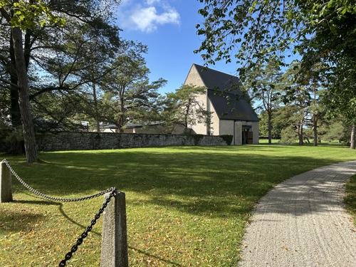 Kapell på kyrkogård. Foto.