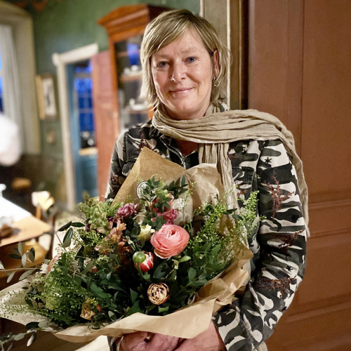 Liselotte Fritz med blombukett. Foto.