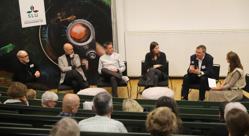 Paneldiskussion på scenen. Foto.