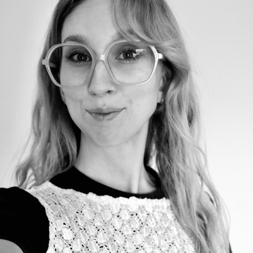 Porträttbild på Frida Perzon. 