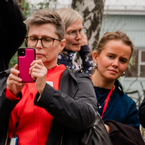 Lovisa Lindved tillsammans med andra människor. Foto.