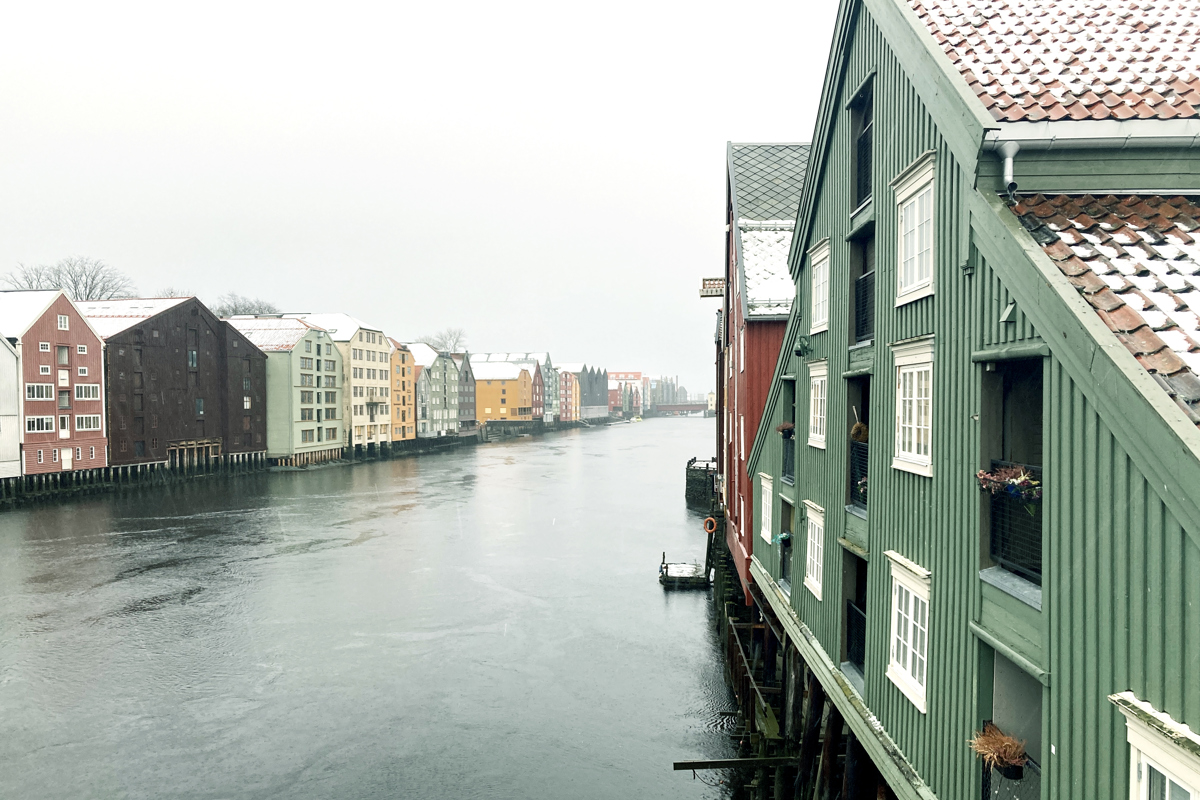 Pastellfärgade hus längs vattnet. Foto.
