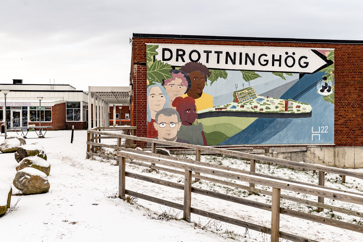 Muralmålning med texten Drottninghög. Foto.