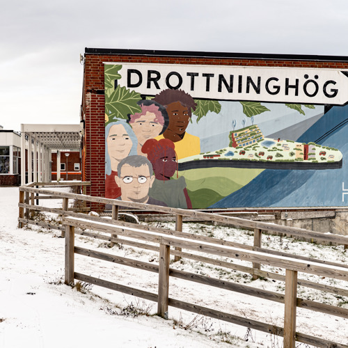 Muralmålning med texten Drottninghög. Foto.