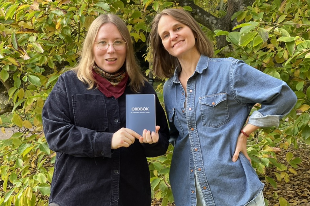 Sara Ringvall Sundkvist och Lina Berglund-Snodgrass. Sara håller boken. Foto.