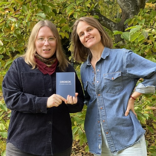 Sara Ringvall Sundkvist och Lina Berglund-Snodgrass. Sara håller boken. Foto.