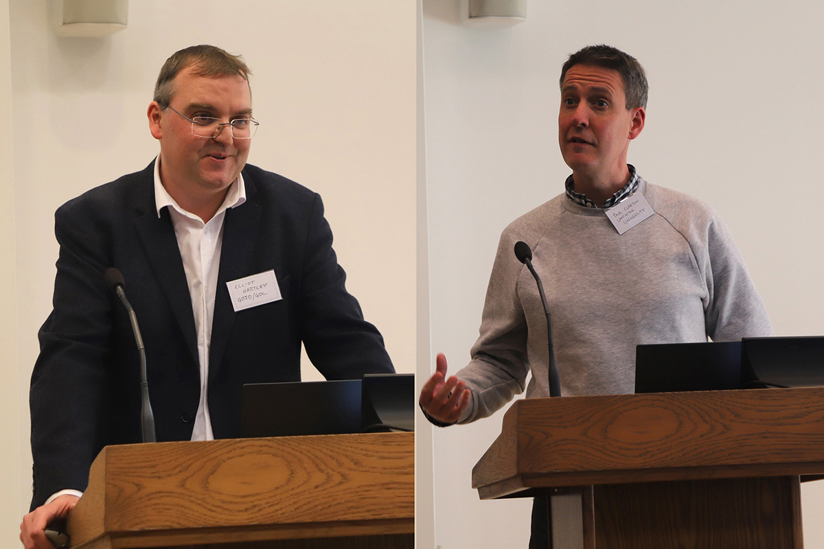 Paul Cureton och Elliot Hartley på scen. Foto.