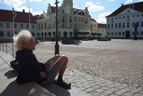 Torsten Kellander sitter på trappan till torg. Foto.